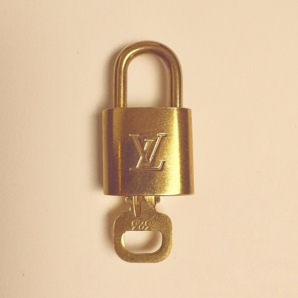 Luxurious Authentic Louis Vuitton Gold Padlock Key Necklace Complimentary - Picture 10 of 11